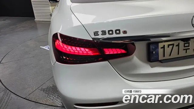 Mercedes-Benz E-Class — Фото автомобиля 23
