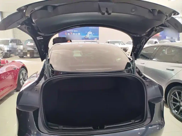 Tesla Model 3 — Фото автомобиля 18