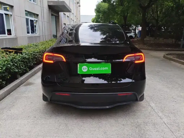 Tesla Model Y — Фото автомобиля 5