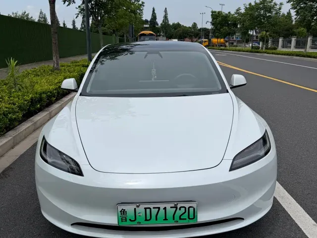 Tesla Model 3 — Фото автомобиля 2