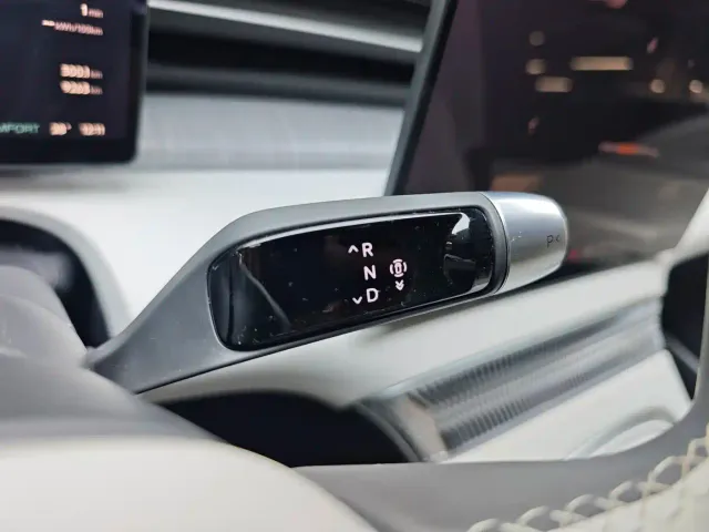 Xpeng X9 — Фото автомобиля 18