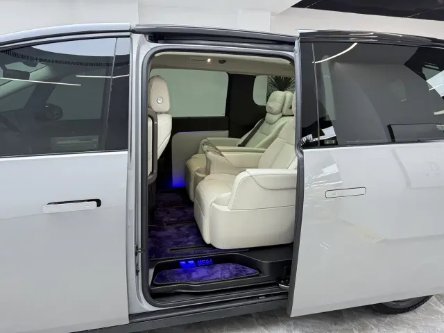 Li Auto MEGA — Фото автомобиля 17
