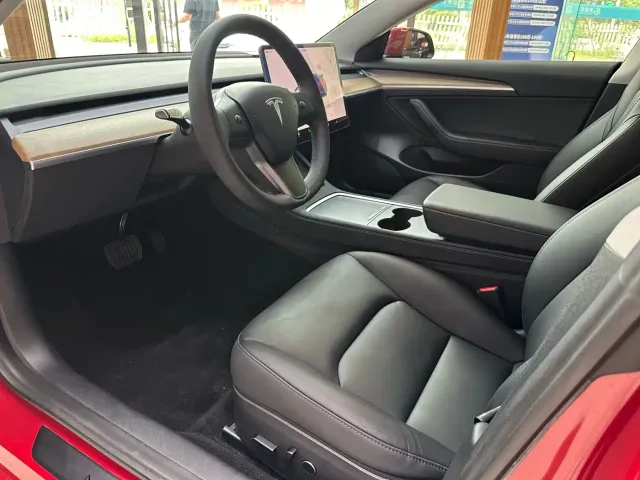 Tesla Model 3 — Фото автомобиля 11
