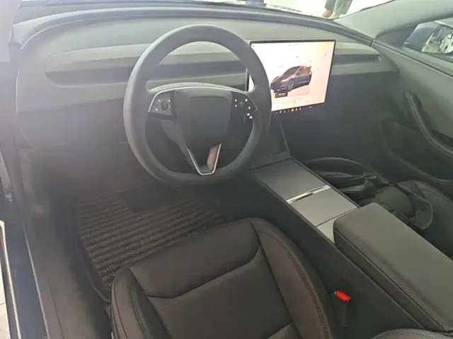 Tesla Model 3 — Фото автомобиля 9