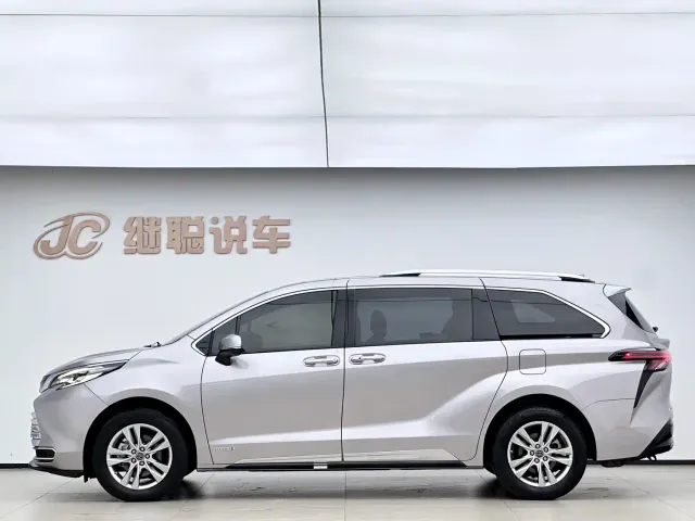 Toyota Sienna — Фото автомобиля 3