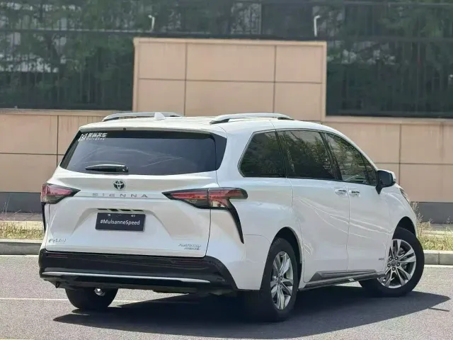 Toyota Sienna — Фото автомобиля 4
