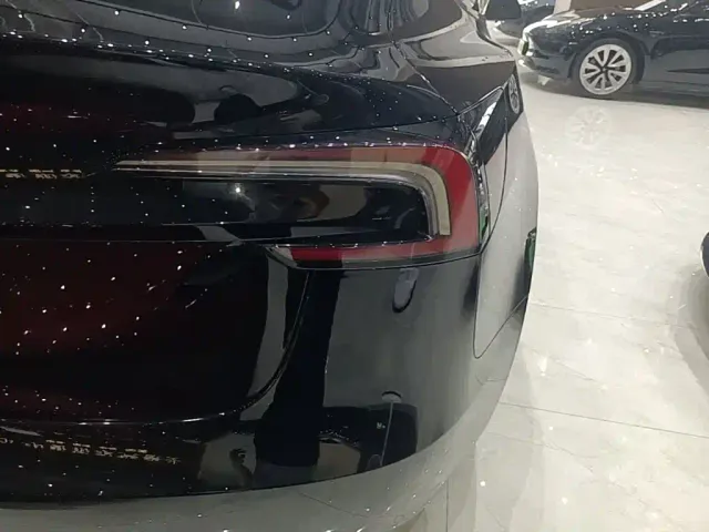 Tesla Model 3 — Фото автомобиля 7