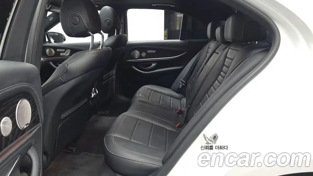Mercedes-Benz E-Class — Фото автомобиля 26