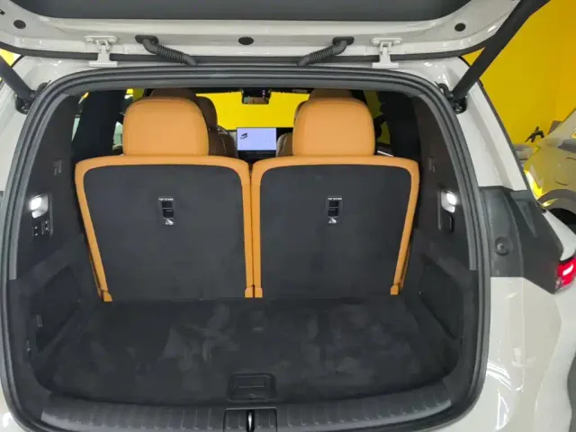 Li Auto i8 — Фото автомобиля 18