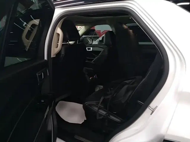 Ford Explorer — Фото автомобиля 16