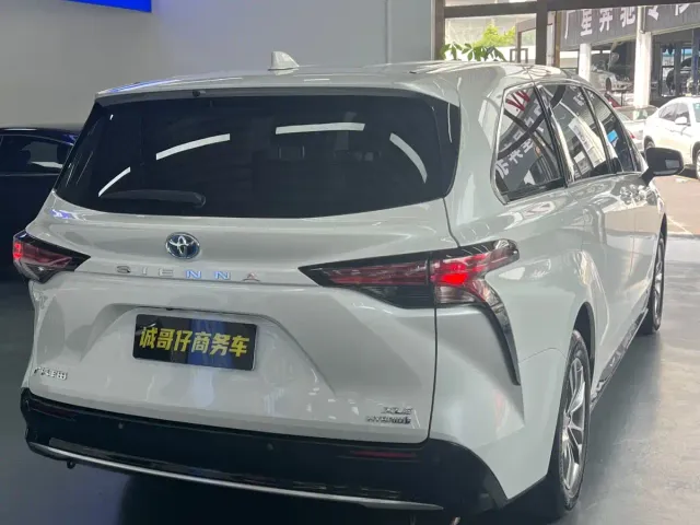 Toyota Sienna — Фото автомобиля 12