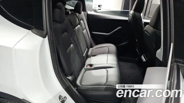 Tesla Model Y — Фото автомобиля 17
