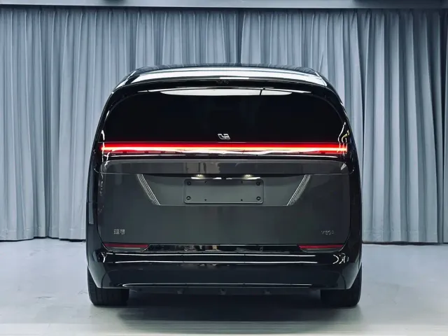 Li Auto MEGA — Фото автомобиля 6