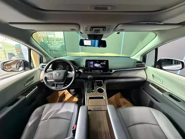 Toyota Sienna — Фото автомобиля 9