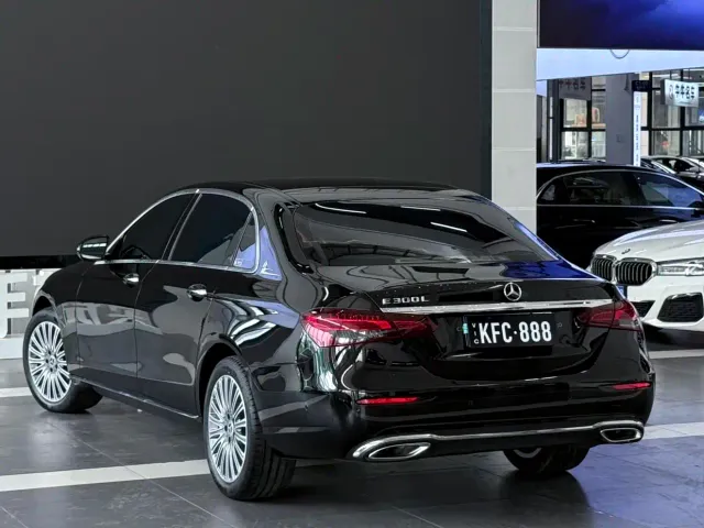 Mercedes-Benz E-Class — Фото автомобиля 4