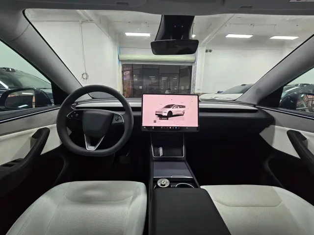 Tesla Model Y — Фото автомобиля 5