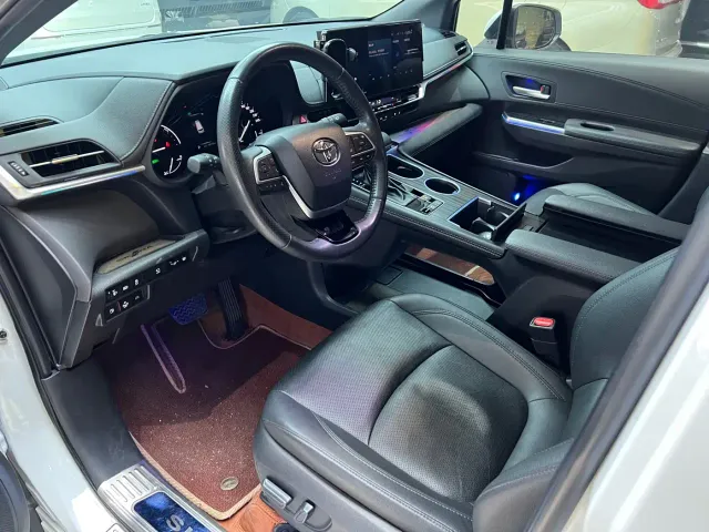 Toyota Sienna — Фото автомобиля 7