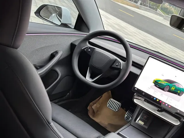 Tesla Model 3 — Фото автомобиля 13
