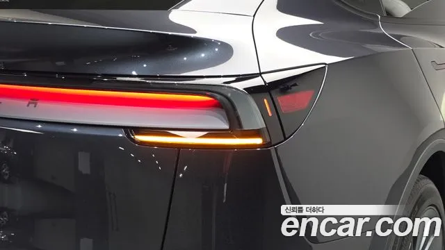 Tesla Model Y — Фото автомобиля 8