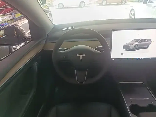 Tesla Model Y — Фото автомобиля 10