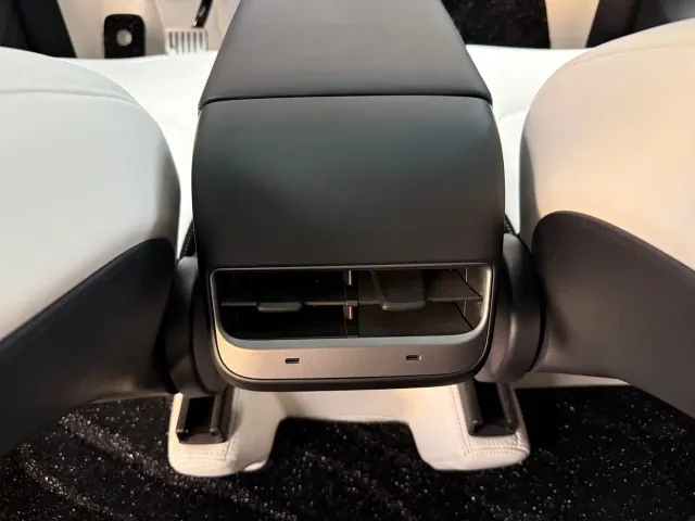 Tesla Model Y — Фото автомобиля 13
