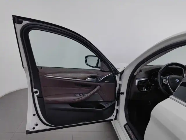 BMW 5 Series — Фото автомобиля 8
