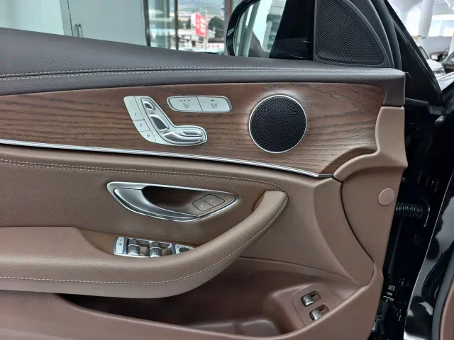 Mercedes-Benz E-Class — Фото автомобиля 17