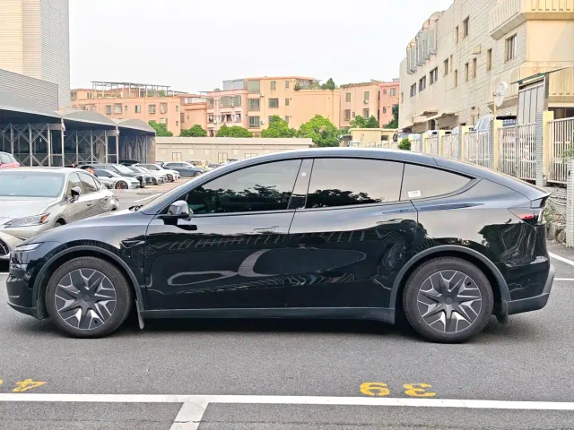 Tesla Model Y L — Фото автомобиля 5