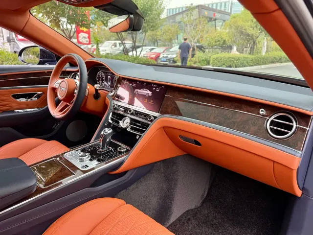 Bentley Flying Spur — Фото автомобиля 6