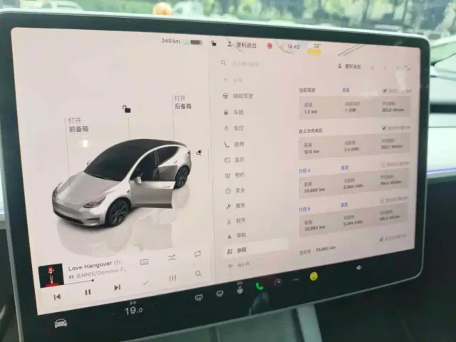 Tesla Model Y — Фото автомобиля 15