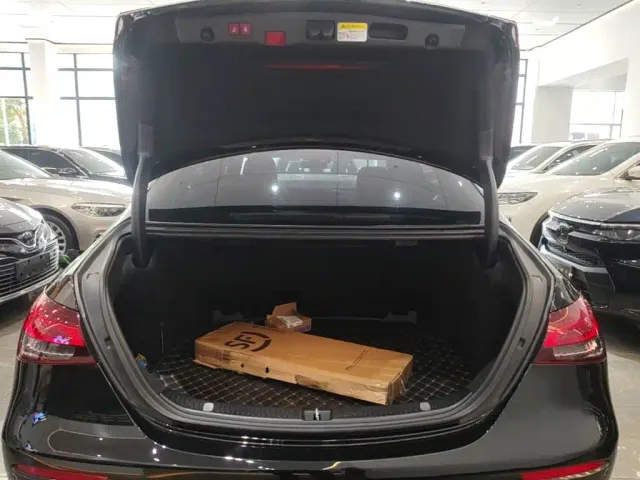 Mercedes-Benz E-Class — Фото автомобиля 18