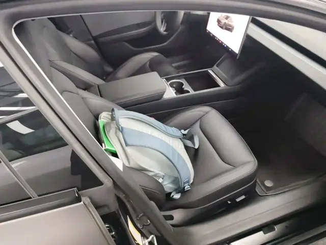 Tesla Model 3 — Фото автомобиля 24