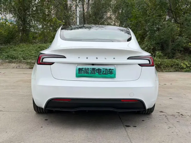 Tesla Model 3 — Фото автомобиля 8