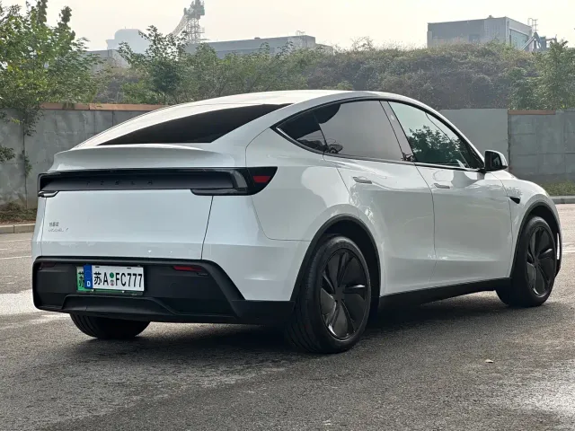 Tesla Model Y — Фото автомобиля 17