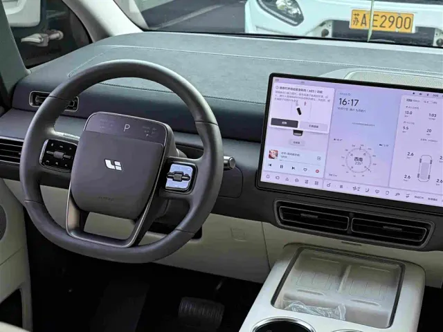 Li Auto MEGA — Фото автомобиля 12