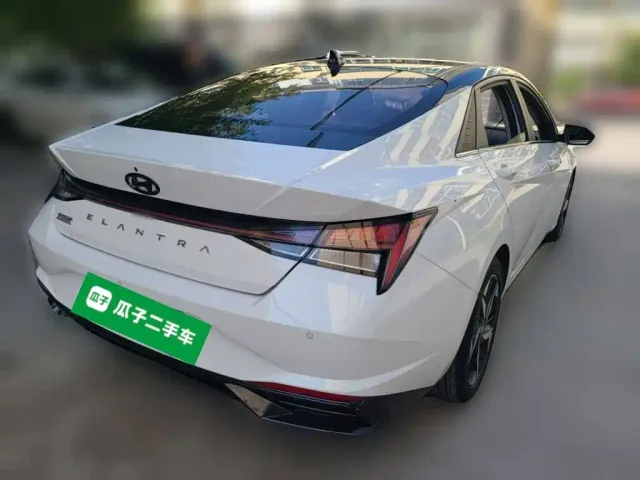Hyundai Elantra 2022 1.5L CVT LUX Premium Edition — Фото автомобиля 4