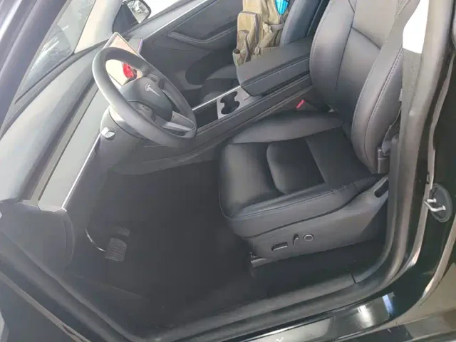 Tesla Model Y — Фото автомобиля 14