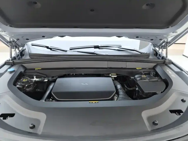 Li Auto L8 — Фото автомобиля 12