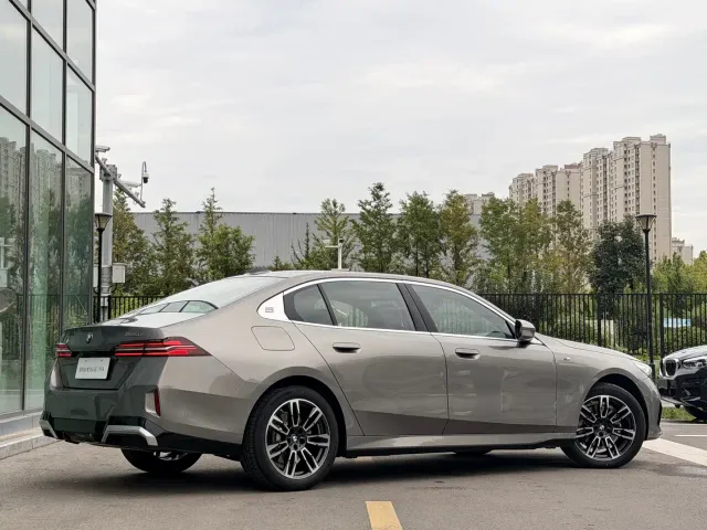 BMW 5 Series — Фото автомобиля 29
