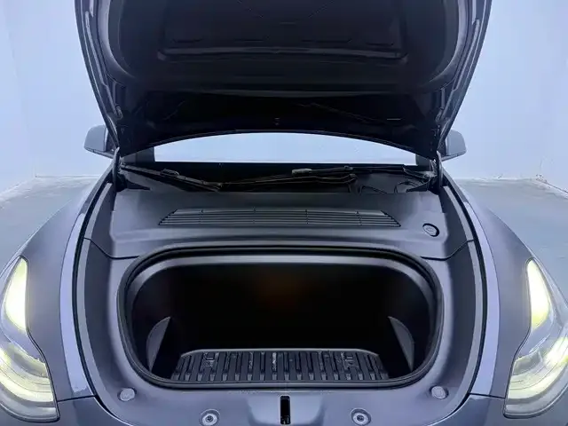 Tesla Model Y — Фото автомобиля 15