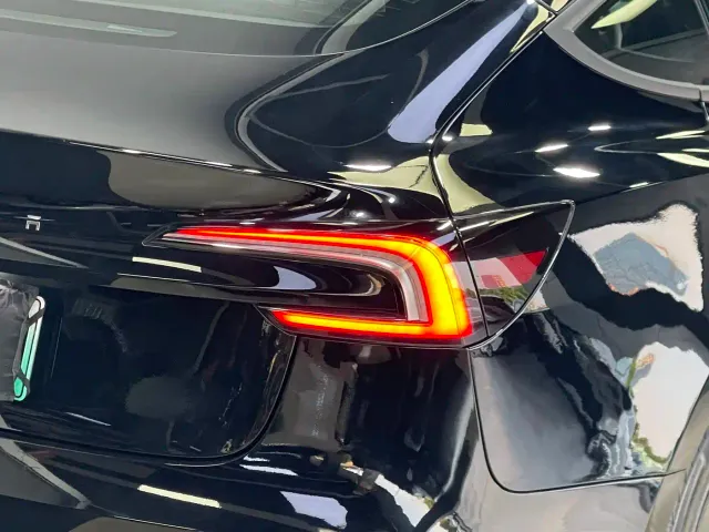 Tesla Model 3 — Фото автомобиля 12