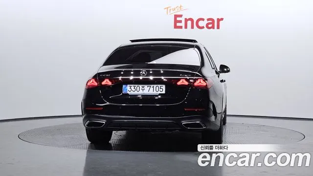 Mercedes-Benz E-Class — Фото автомобиля 4
