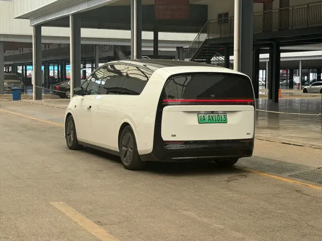Li Auto MEGA — Фото автомобиля 14