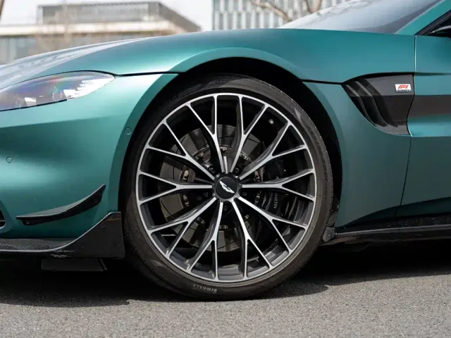 Aston Martin V8 Vantage — Фото автомобиля 8
