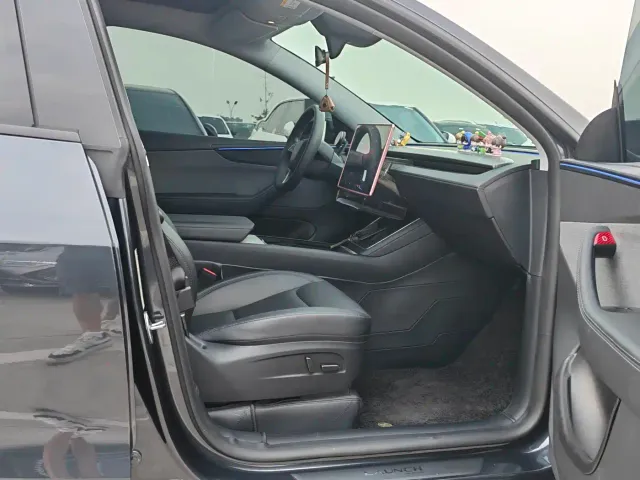 Tesla Model Y — Фото автомобиля 16