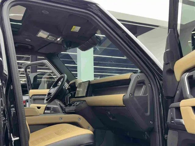 Land Rover Defender — Фото автомобиля 10