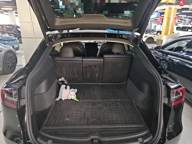 Tesla Model Y — Фото автомобиля 18