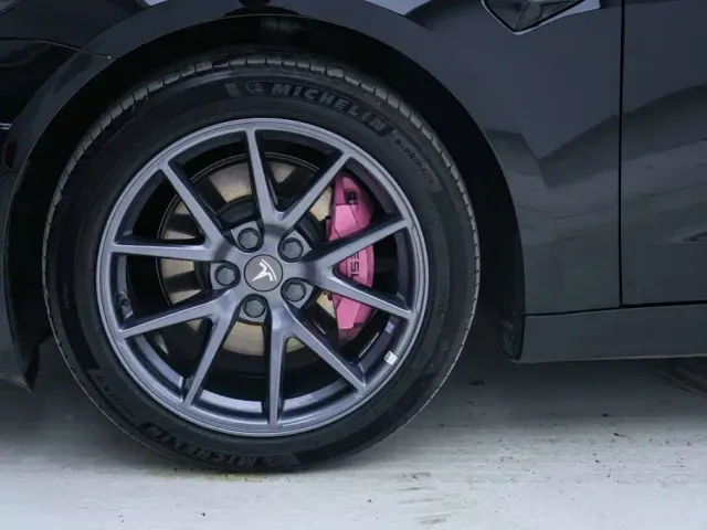 Tesla Model 3 — Фото автомобиля 11