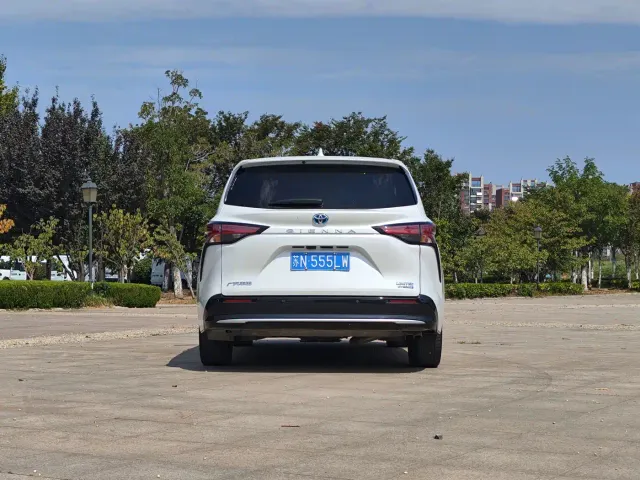 Toyota Sienna — Фото автомобиля 5