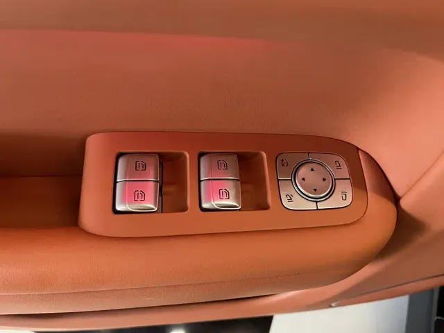 Li Auto L8 — Фото автомобиля 16